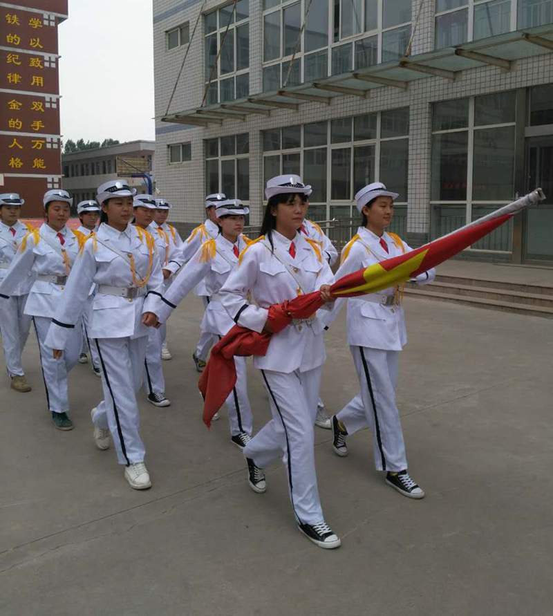 我校举行升旗仪式